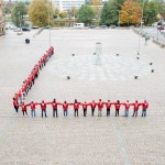 Zur International Plasma Awareness Week bildeten 50 Menschen in der Kieler Innenstadt ein "L" für Lebensretter, um auf die hohe Bedeutung von Plasmaspenden hinzuweisen. Bild: CSL Plasma/F. Schischefsky
